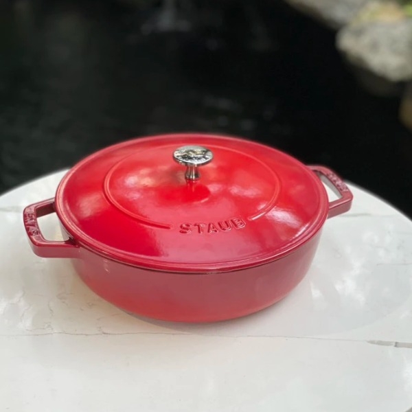 Nồi chảo gang Staub Chistera 24cm 2.75L  màu đỏ (12612406)