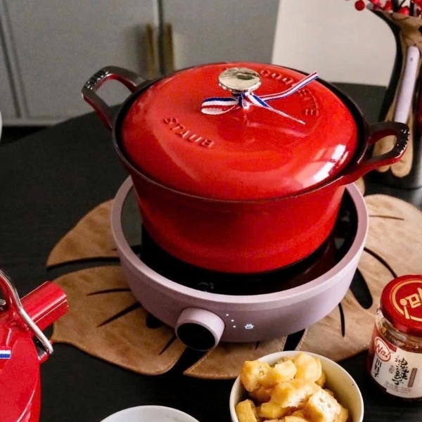 Nồi gang Staub Cocotte Vintage tai vểnh 20cm 2.45L màu đỏ (11742006)