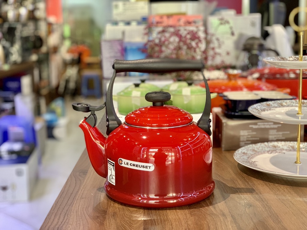 Ấm đun nước Le Creuset màu đỏ 2.1L