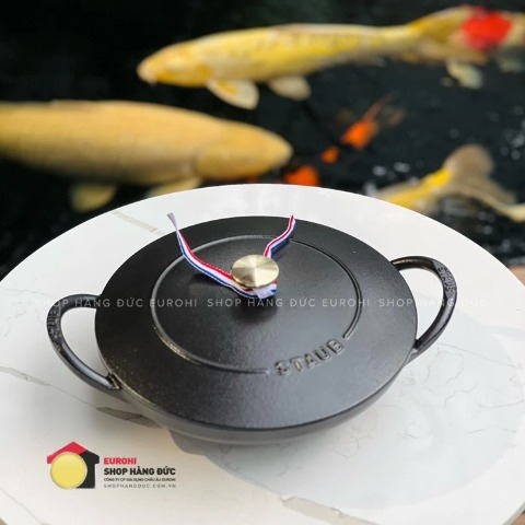 Chảo gang Staub Wok 24cm màu đen