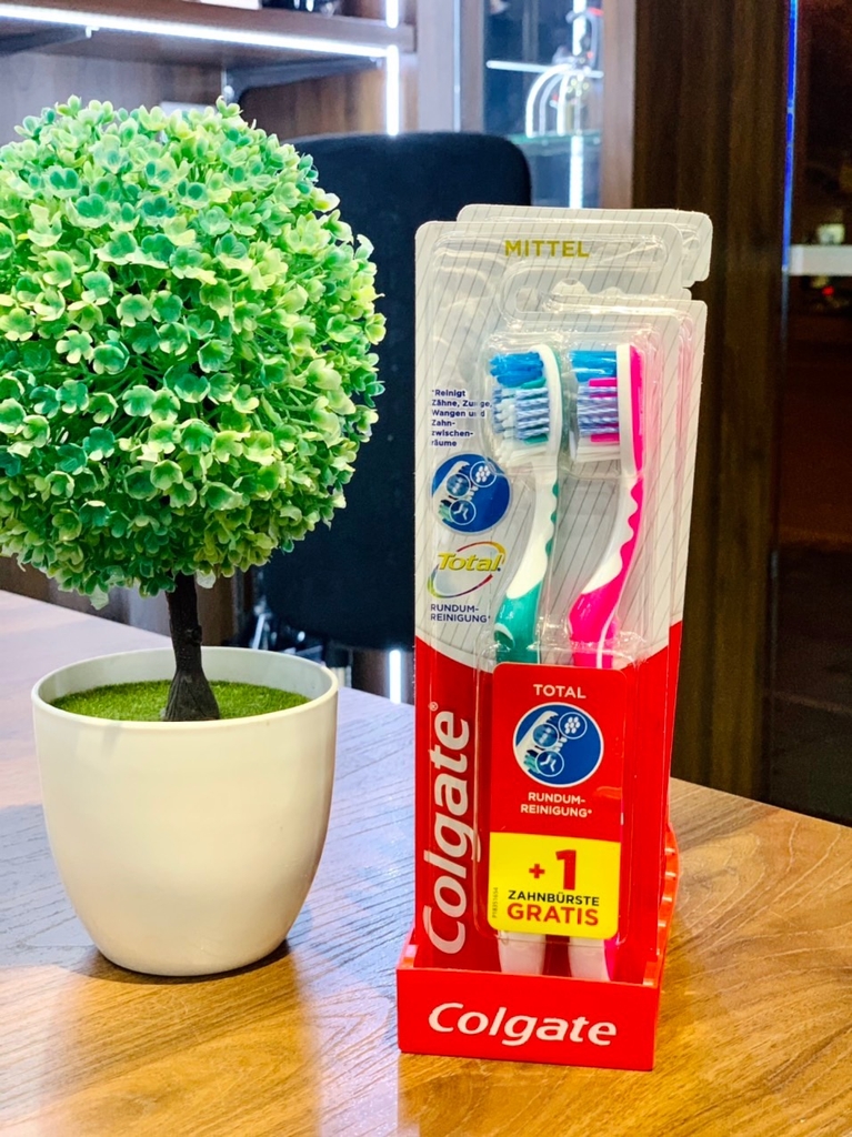 Set 2 bàn chải Colgate Total