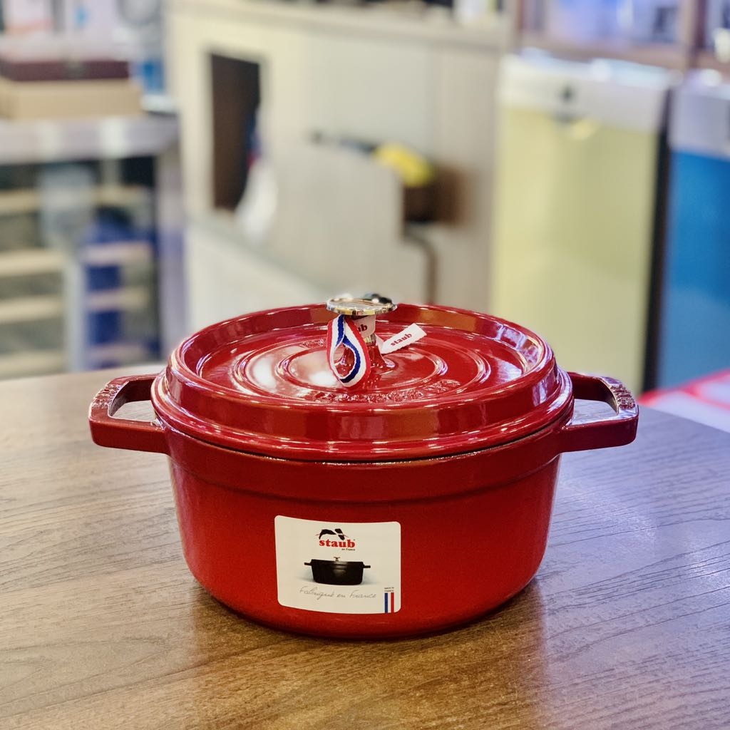 Nồi gang Staub tròn màu Đỏ 1102206 (22cm-2,6L)