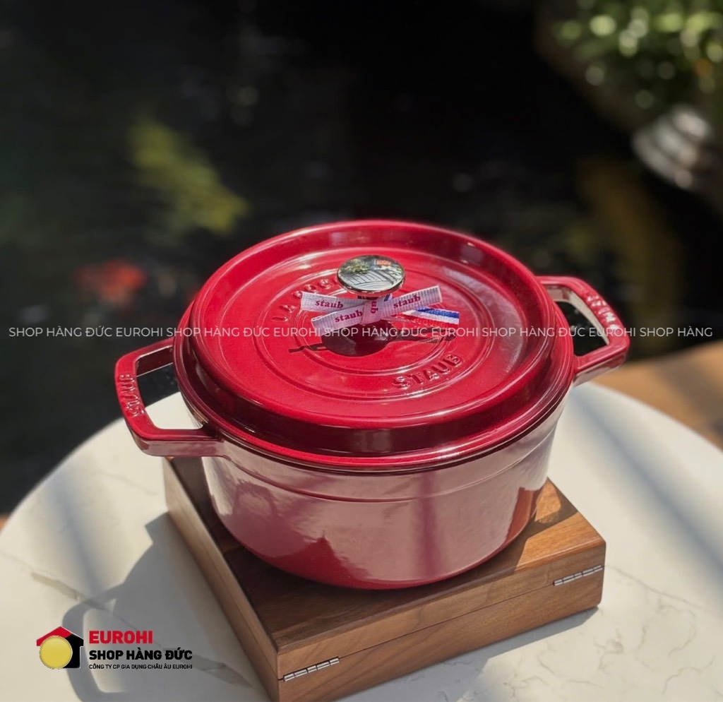 Nồi gang Staub 22cm 2.6L màu đỏ nhung (11022808)