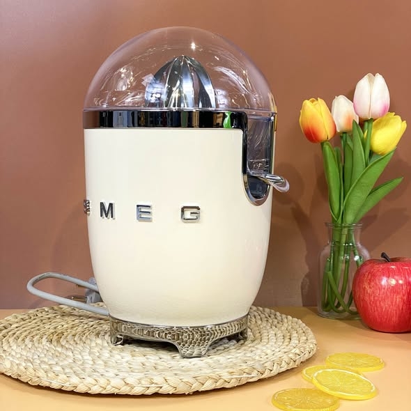 Máy vắt cam Smeg CJF01CREU màu kem