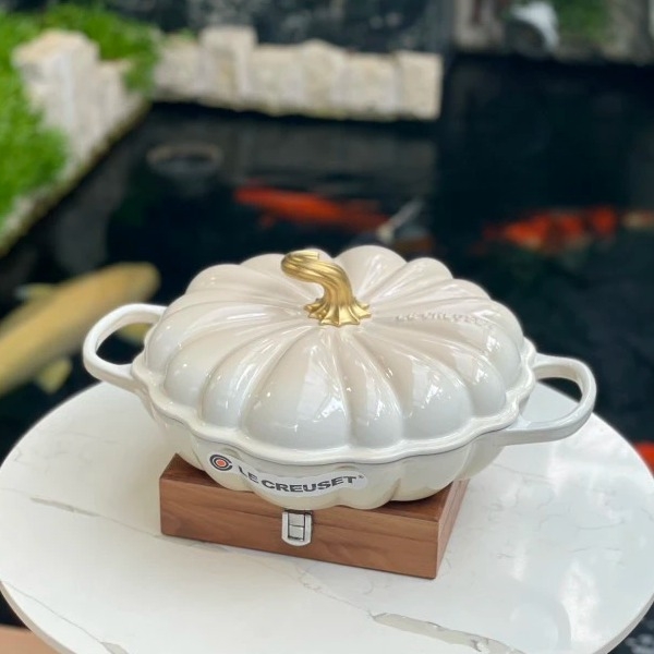 Nồi chảo gang bí ngô Le Creuset Meringue 28cm 2.5L màu trắng kem