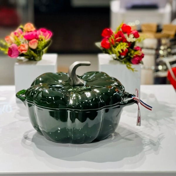 Nồi gang Staub Cocotte Pumpkin bí ngô 24cm 3,45L màu xanh
