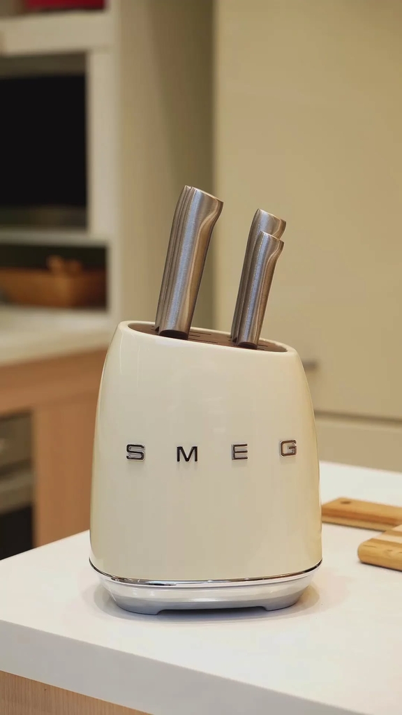Bộ dao Smeg KBSF02CR 7 món màu kem