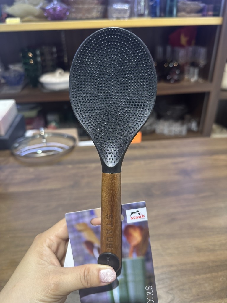 Muôi xới cơm silicone Staub cán gỗ 1003598 (số 9)
