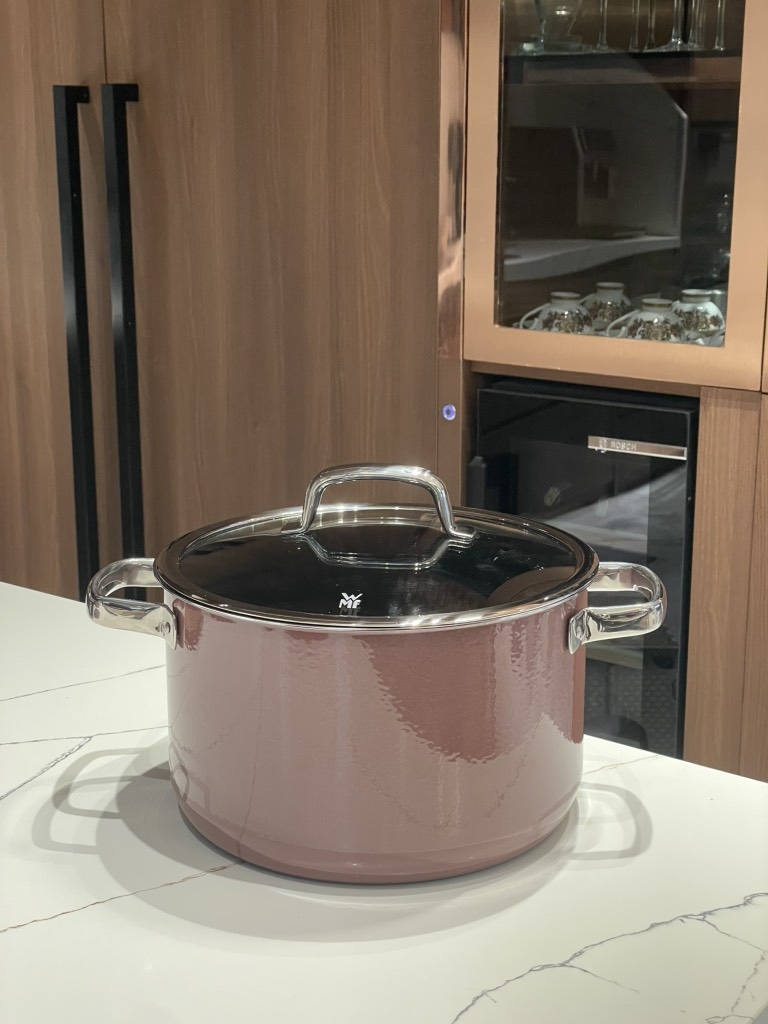 Nồi WMF Fusiontec 24cm 6,4L màu hồng vỏ đỗ