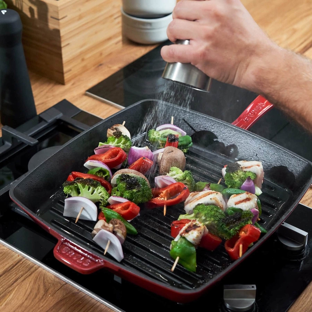 Chảo gang nướng Staub vuông 26cm màu đỏ (12122606)