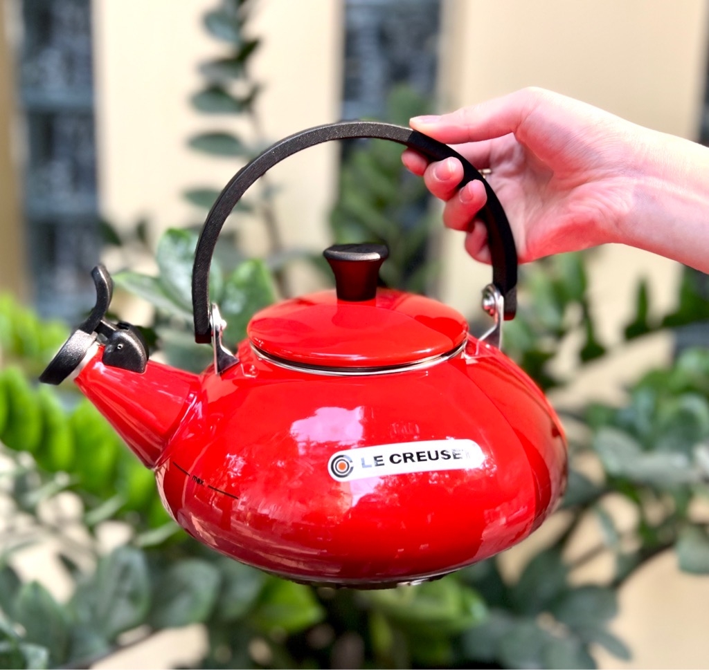 Ấm đun nước Le Creuset Kettle 1,5L màu đỏ 92000900