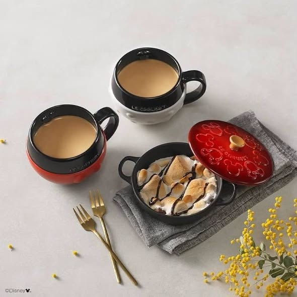 Nồi sứ mini Le Creuset Mickey 12.5cm màu đỏ đen (81904129800331)