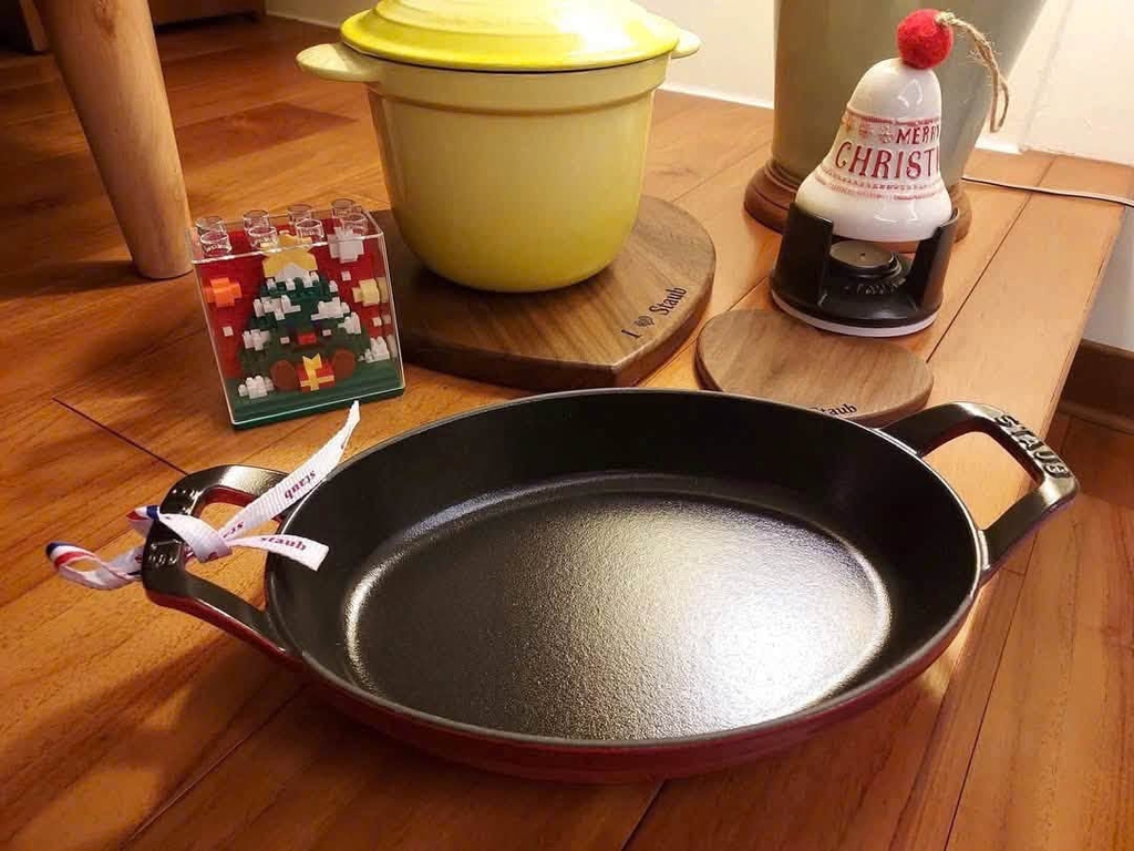 Chảo gang oval Staub tai vểnh 24cm 1L màu đỏ (1004256)
