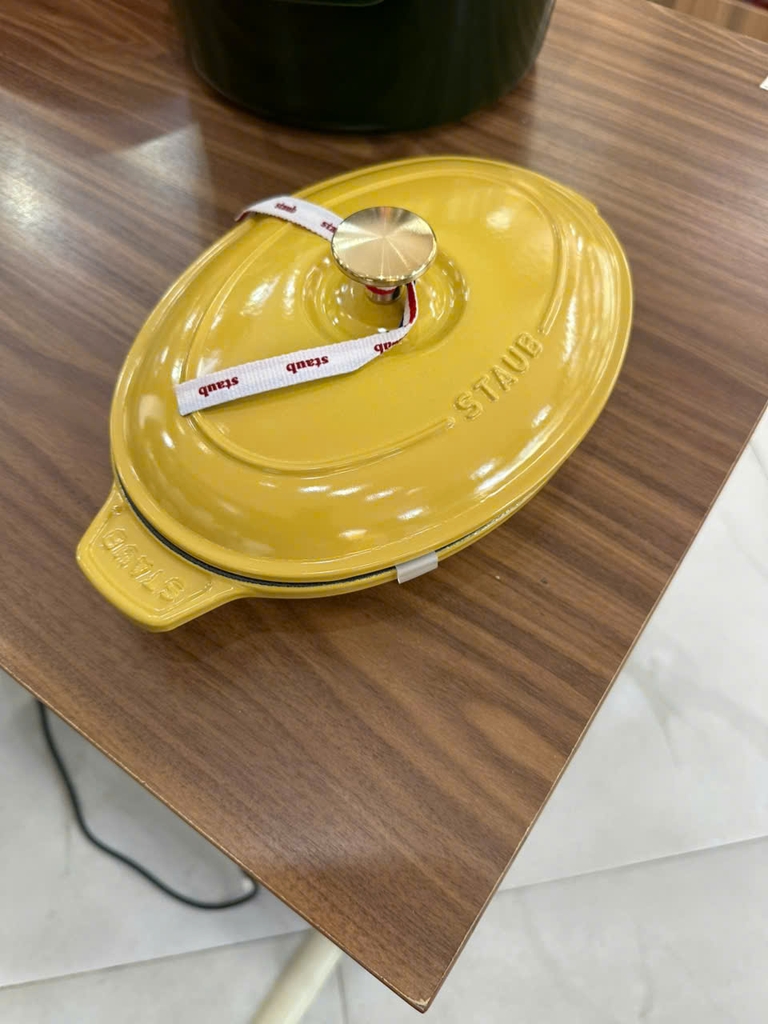 Chảo gang oval Staub Citron 23cm 1L màu vàng (1029938/ 13323122)