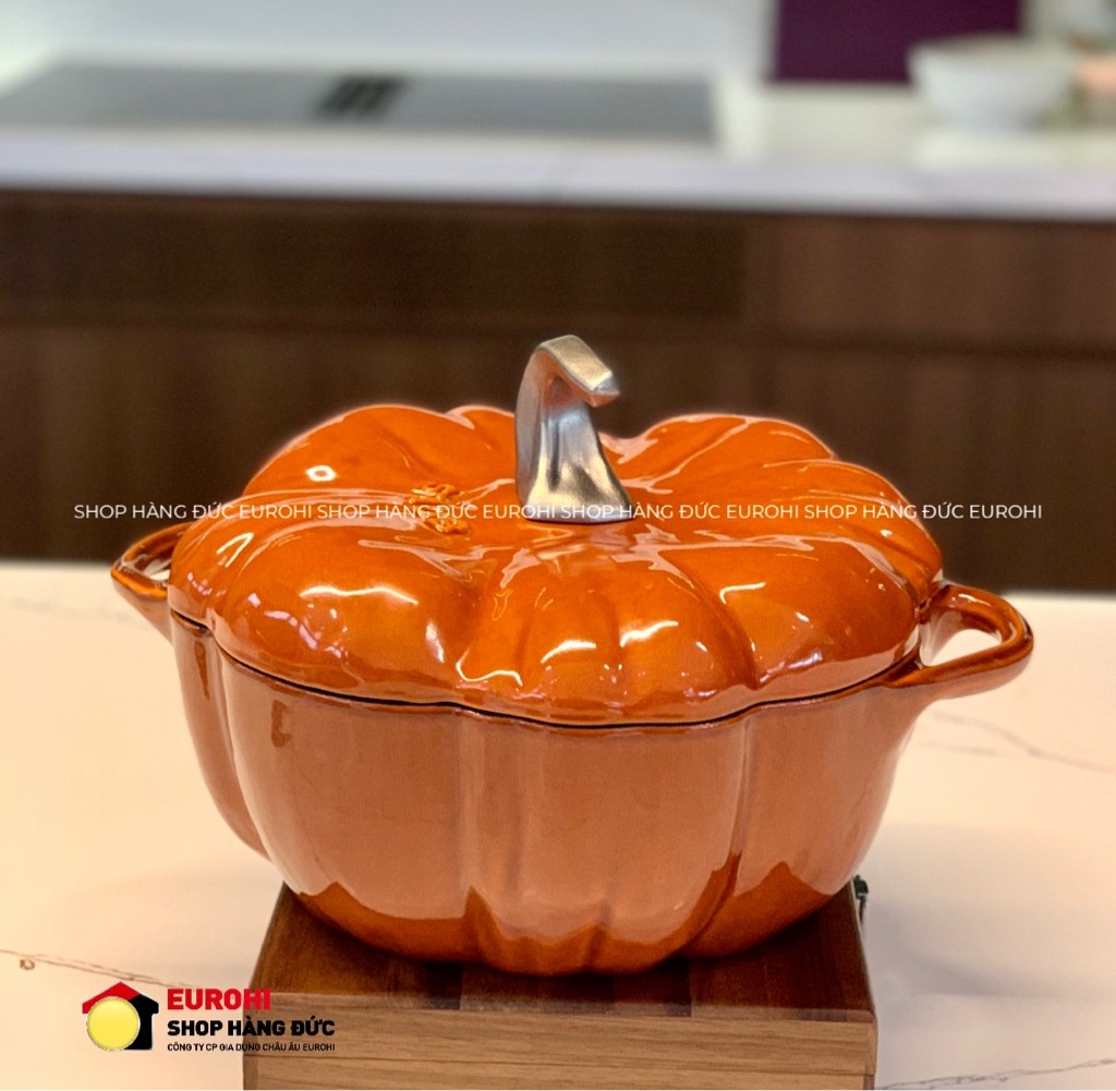 Nồi gang Staub Cocotte Pumpkin bí ngô cam 24cm 3,45L núm bạc (111224806)