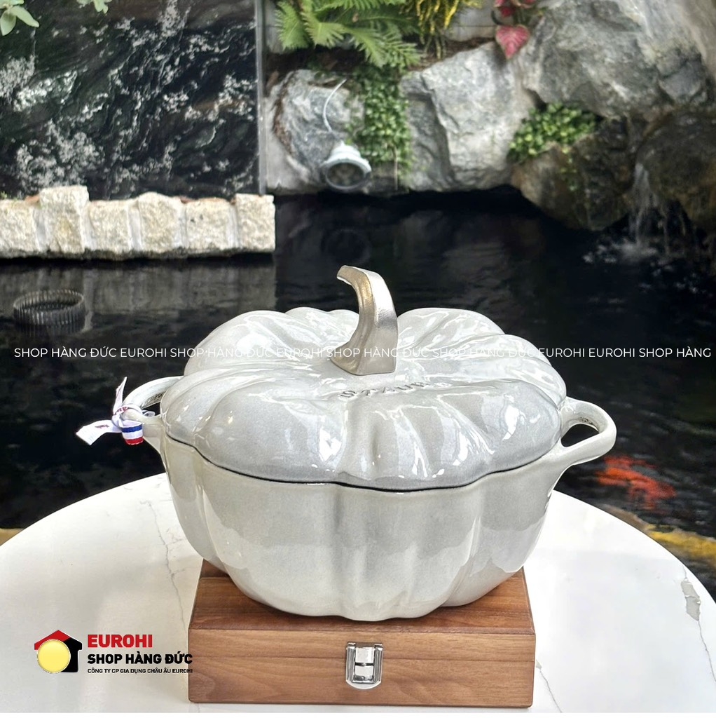 Nồi gang Staub Cocotte Pumpkin bí ngô 24cm 3.45L màu trắng xám (111224107)