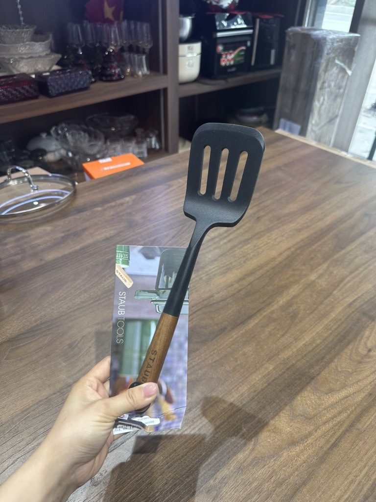 Xẻng có rãnh silicone Staub cán gỗ 103590 (số 2)