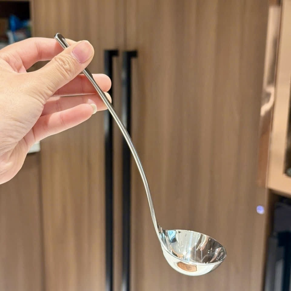 Muôi canh inox Kela (tay cầm có lỗ) - 9004