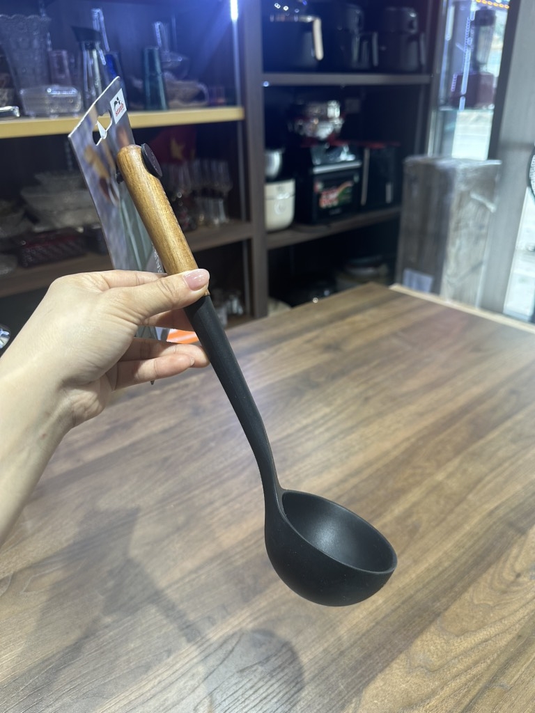 Muôi múc canh silicone Staub cán gỗ 1003592 (số 4)