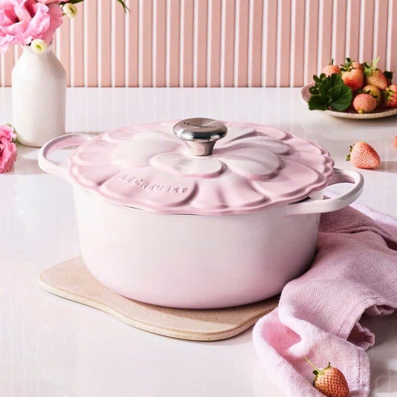 Nồi gang Le Creuset Petal shelll nắp hoa 26cm 5.3L màu hồng nhạt (21961 26 777 4430)