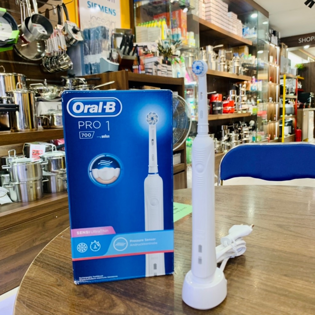 Bàn chải điện Oral-B Pro 1 700 màu trắng