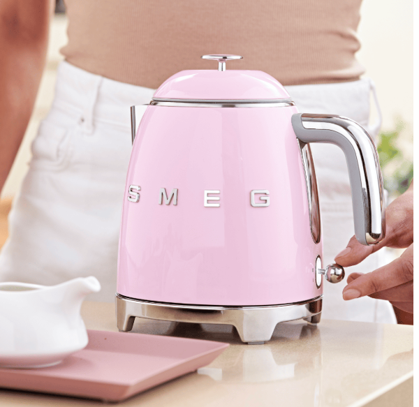 Ấm siêu tốc mini Smeg KLF05PKEU màu hồng 0,8L
