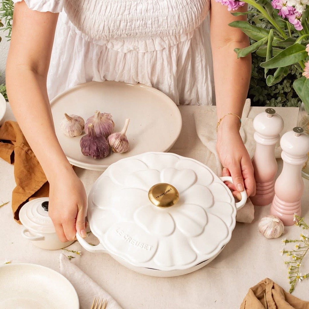 Chảo gang Le Creuset Petal Braiser nắp hoa 26cm 2.2L màu trắng (21964 26 010 1441)