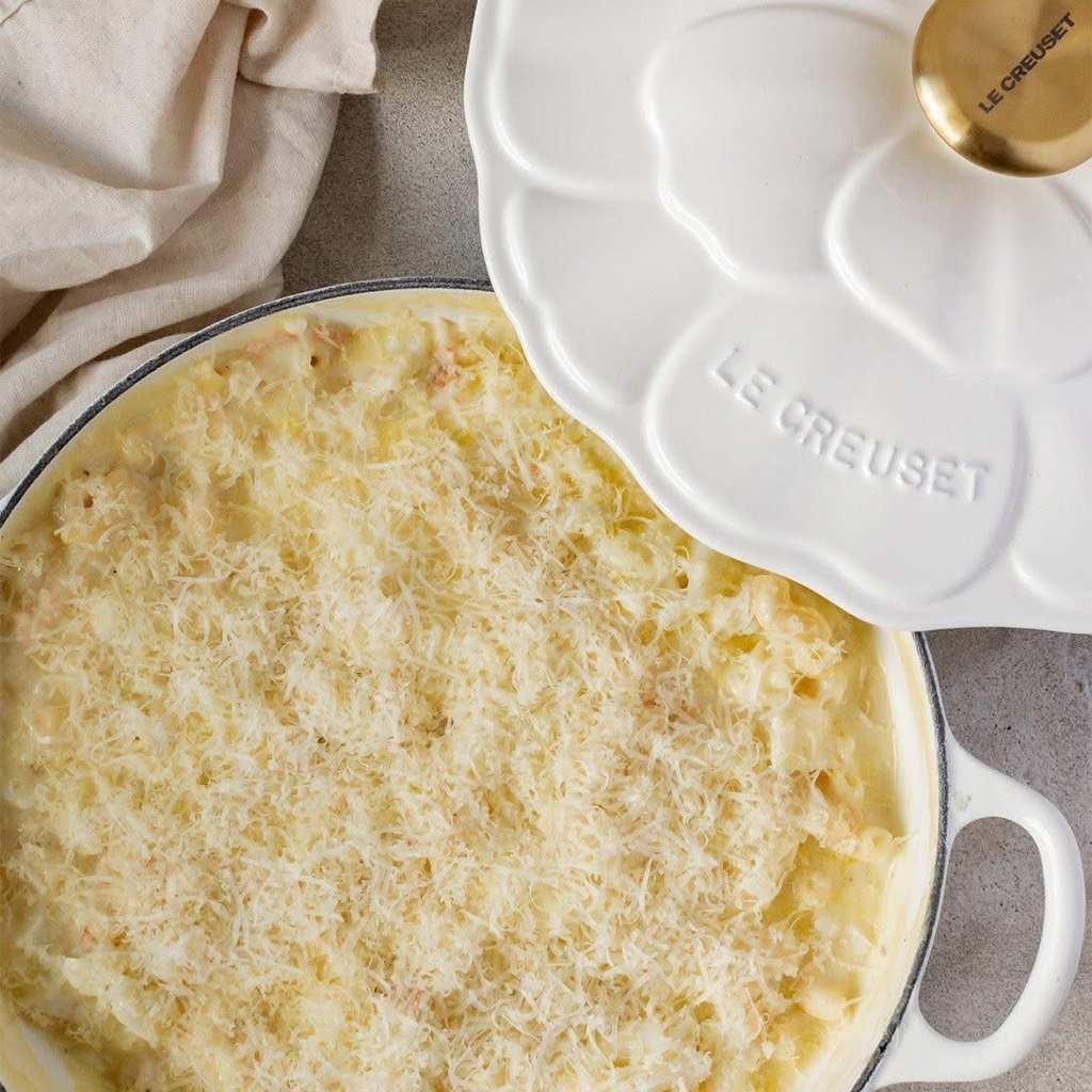 Chảo gang Le Creuset Petal Braiser nắp hoa 26cm 2.2L màu trắng (21964 26 010 1441)