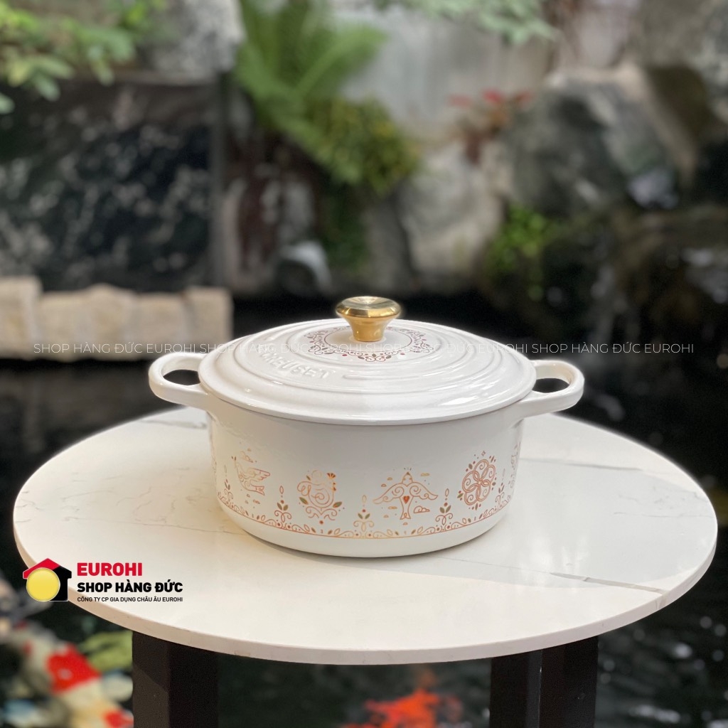 Nồi gang Le Creuset họa tiết Noel trắng 22cm 3.3L (21177 22 83 81464)