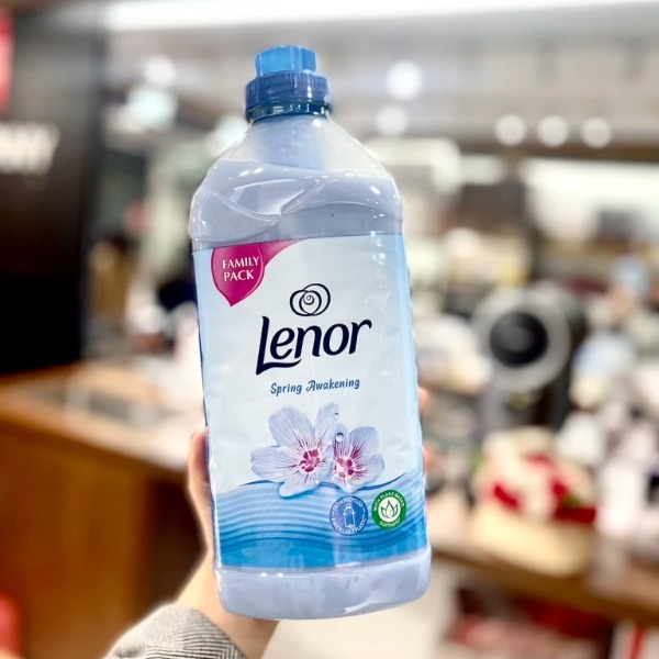 Nước xả vải Lenor xanh dương 1,8L