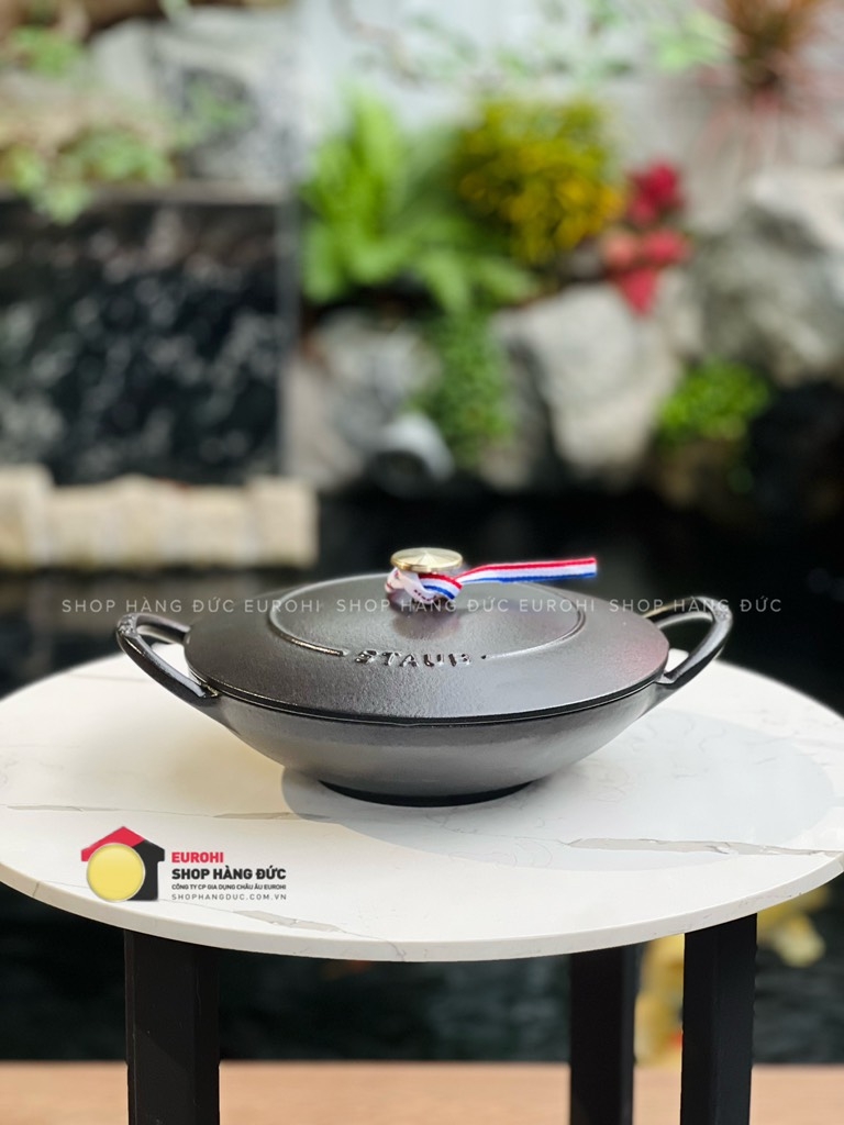 Chảo gang Staub Wok 24cm màu đen