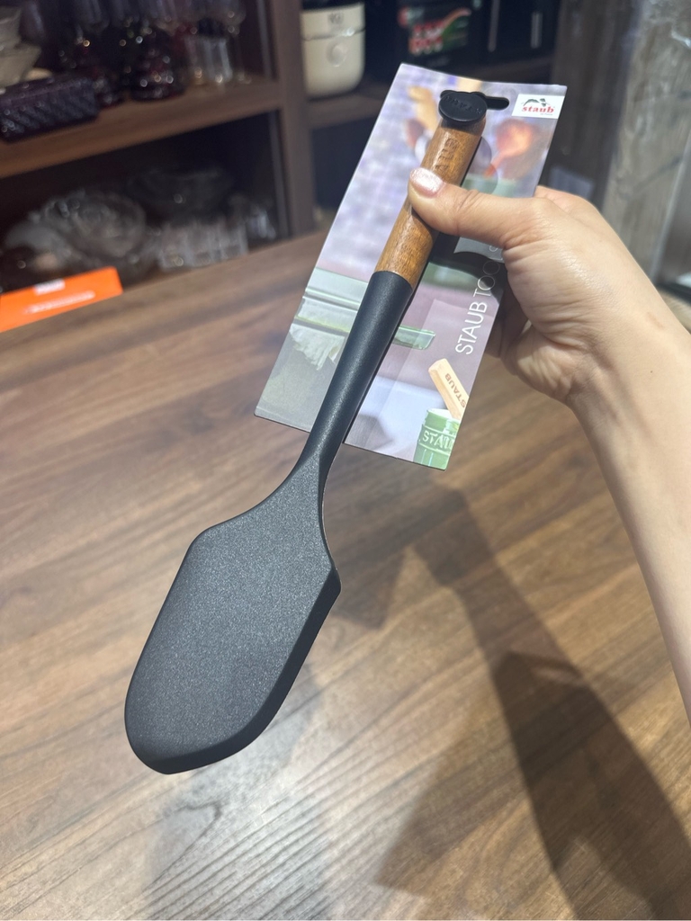 Phới/ Thìa silicone Staub cán gỗ 103594 (số 1)