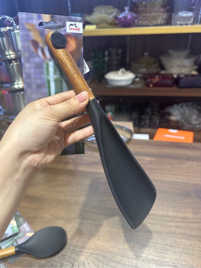 Muôi đa năng dài silicone Staub cán gỗ 1003593 (số 6)