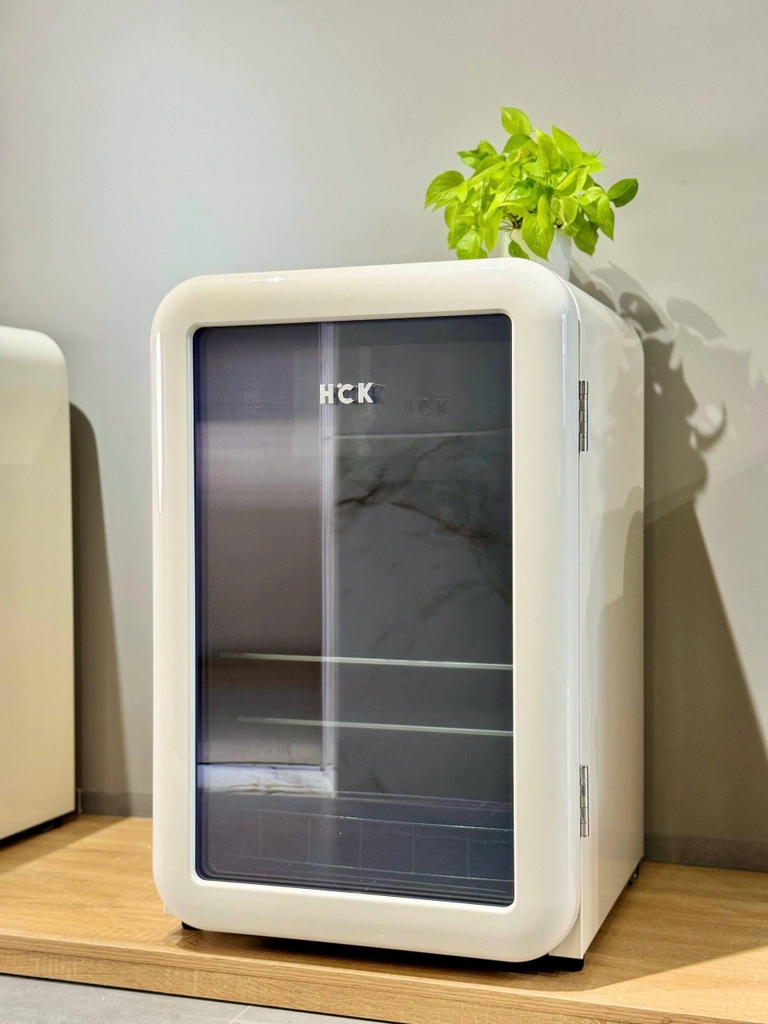 Tủ lạnh đựng đồ uống HCK SC-130RD-S 115L màu kem mặt kính (ngăn lạnh 100L, ngăn đông 15L)