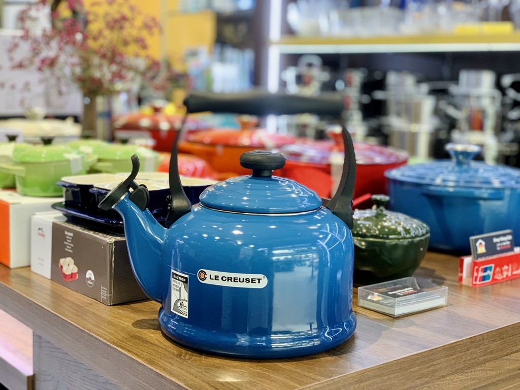 Ấm đun nước Le Creuset Signature Marseille Blue màu xanh 2,1L