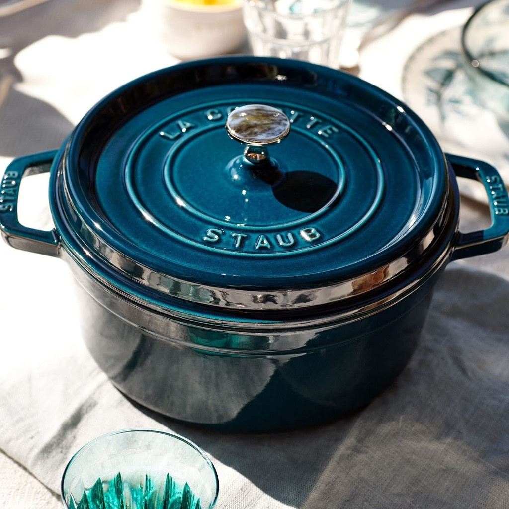 Nồi gang Staub Lamer 22cm 2.6L màu xanh cổ vịt (1102237)
