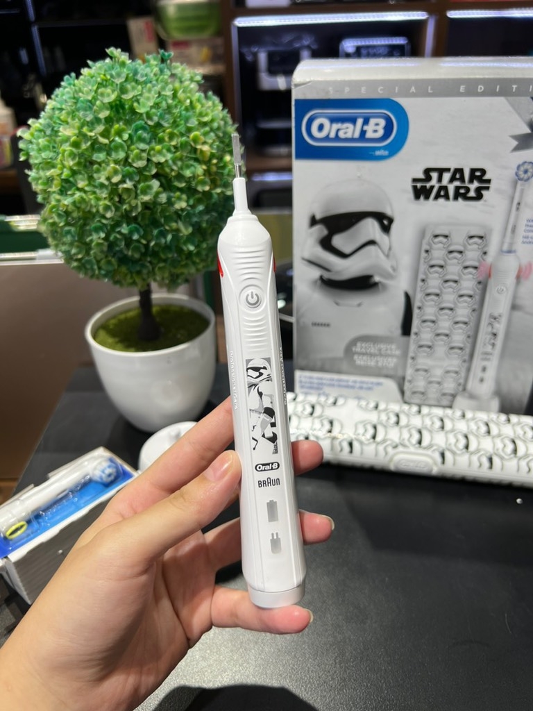 Bàn chải điện Oral B Junior Star Wars (cho trẻ từ 6 tuổi)