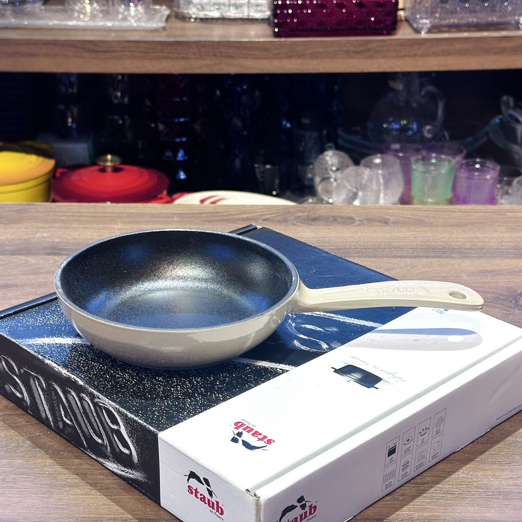 Chảo gang Staub seasame mini cán dài 16cm 0.59L màu kem 1008648