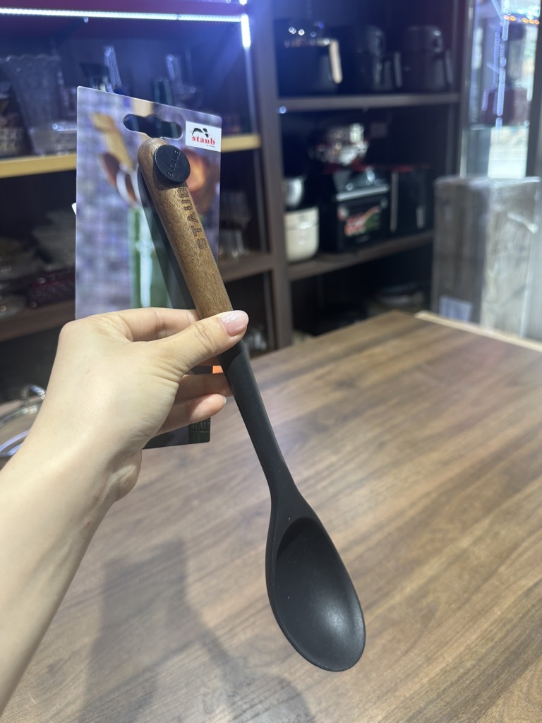 Muôi múc canh nhỏ silicone Staub cán gỗ 1003595 (số 5)