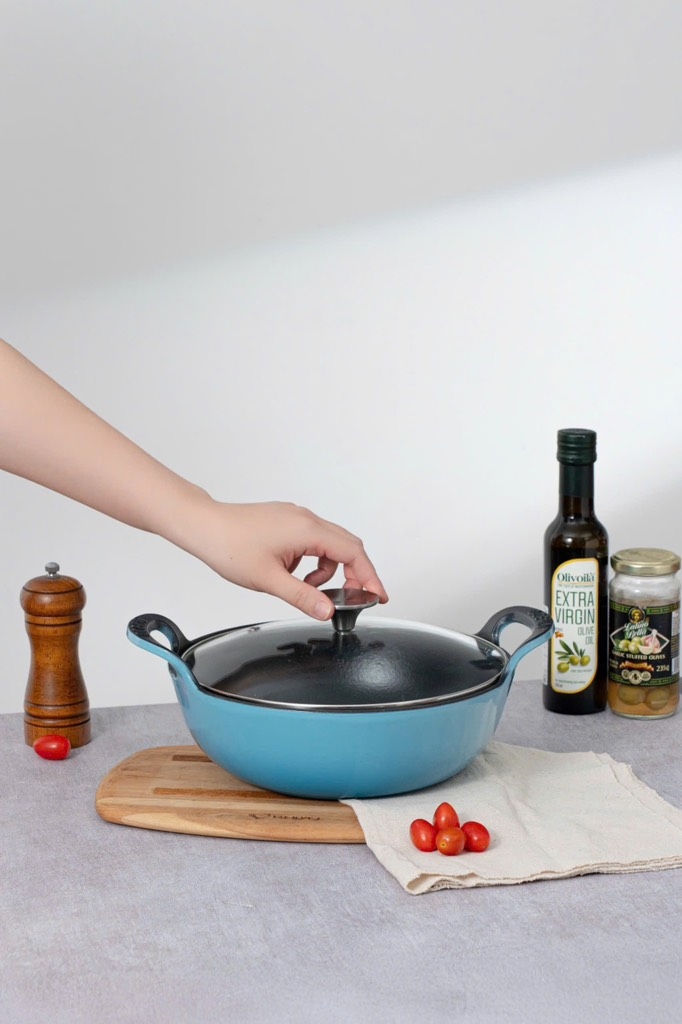Chảo gang đúc Oceno 25cm sâu lòng (có nắp kính) màu xanh