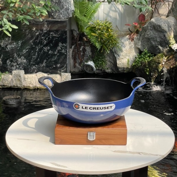 Chảo sâu lòng Le Creuset Balti 24cm 2.7L màu xanh coban (20142 24 63 00460)