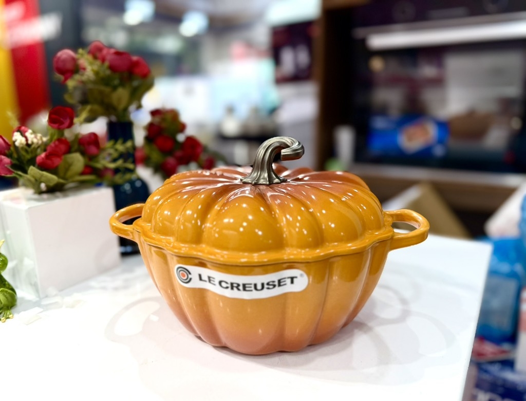 Nồi gang Staub Cocotte Pumpkin bí ngô vàng 24cm 3,45L núm vàng (21238 24 35 02430)