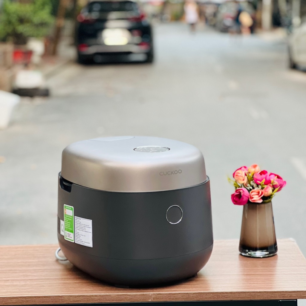 Nồi cơm cao tần Cuckoo CRP-NHTR1010FB 1,8L màu đen