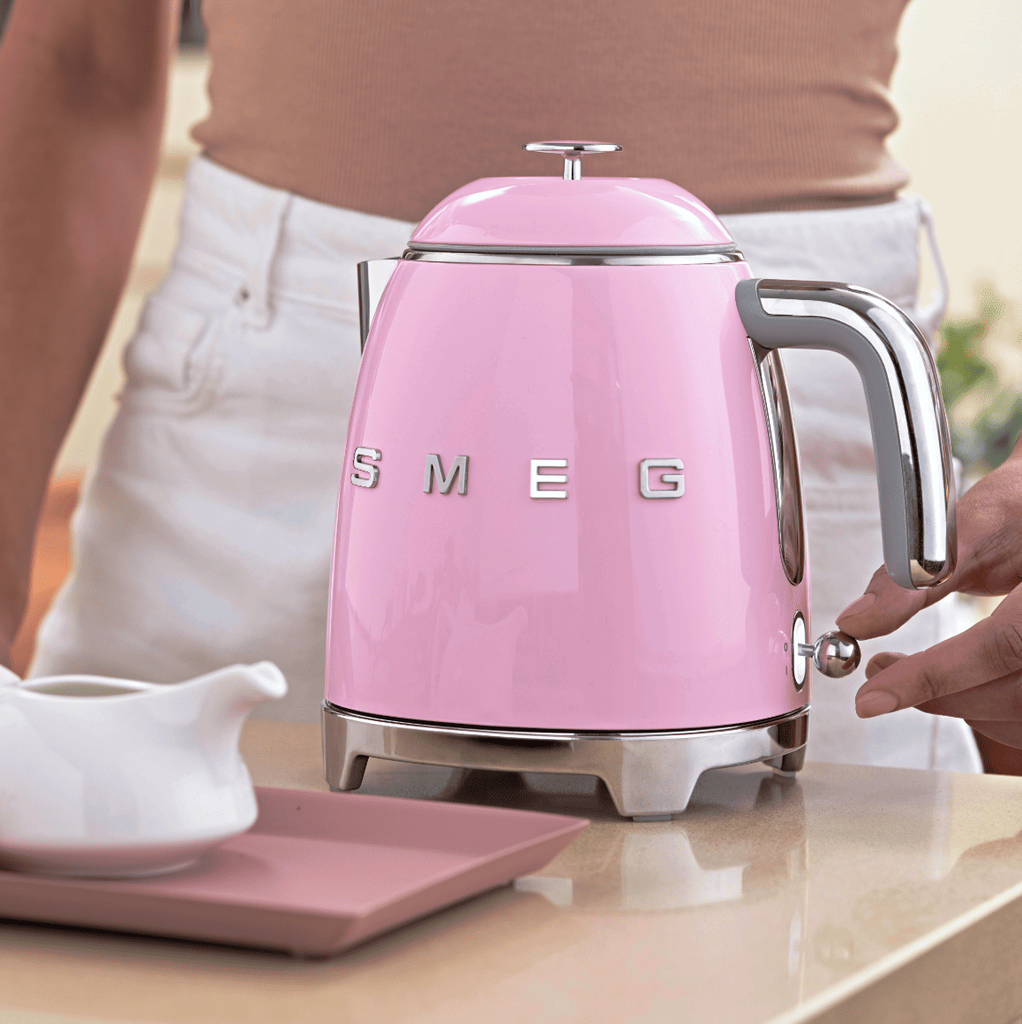 Ấm siêu tốc Smeg KLF05PKEU Black 0,8L 1400W màu hồng