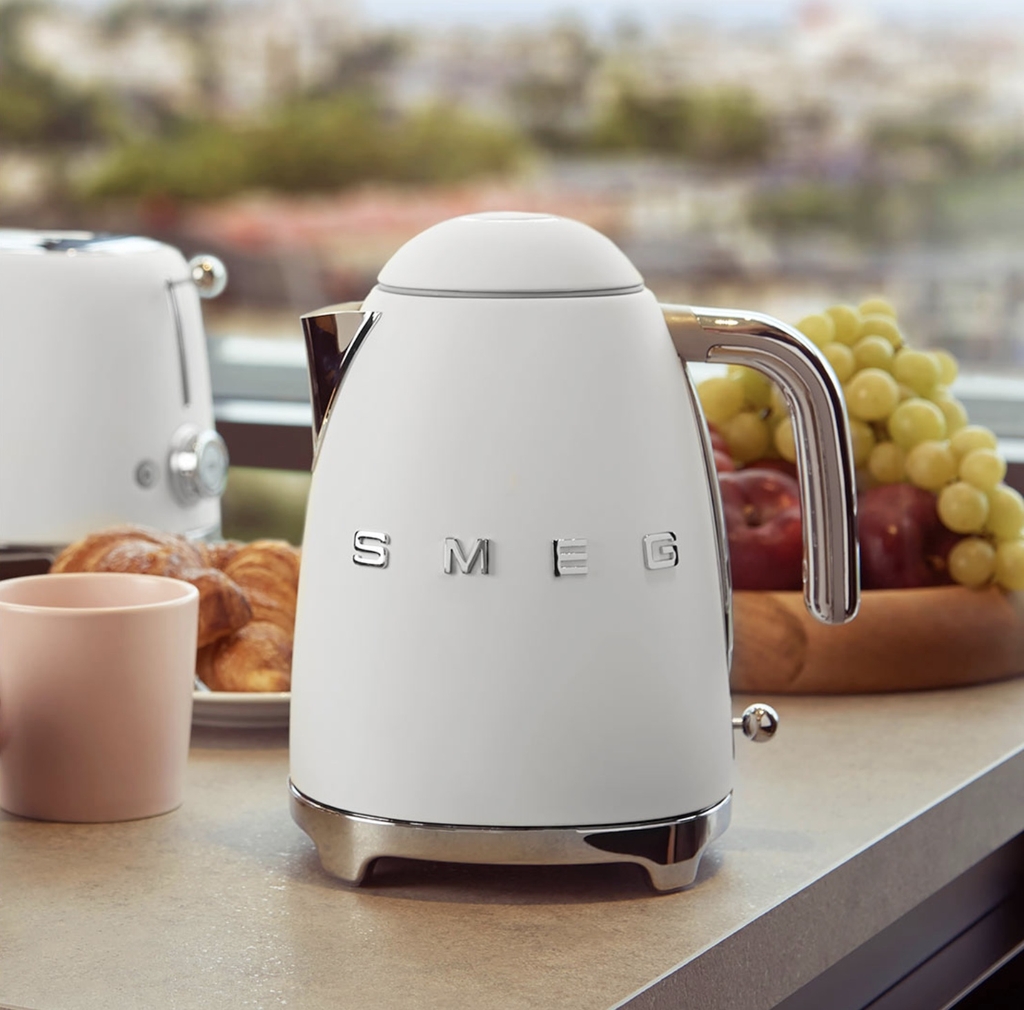 Ấm siêu tốc Smeg KLF03WHMEU 1,7L 2400W màu trắng nhám