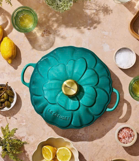 Chảo gang Le Creuset Petal Bleu Riviera nắp hoa 26cm 2.2L màu xanh (21964 26 099 4450)
