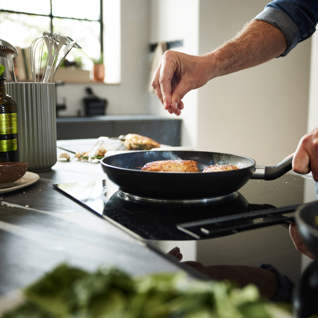 Chảo chống dính Fissler Essential 28cm - Made in Germany (111-001-28-100)