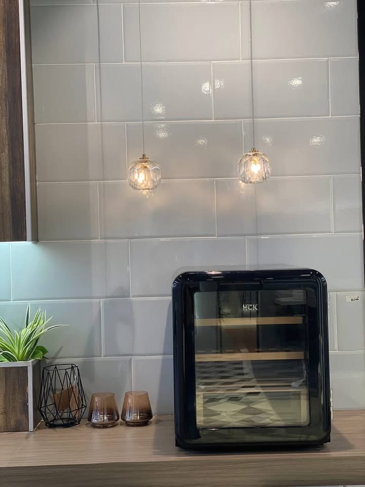 Tủ rượu HCK retro 48L SC-46R-S 17 chai màu đen có mặt kính