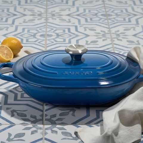 Chảo gang oval Le Creuset Oblong có nắp 31cm màu xanh cổ vịt
