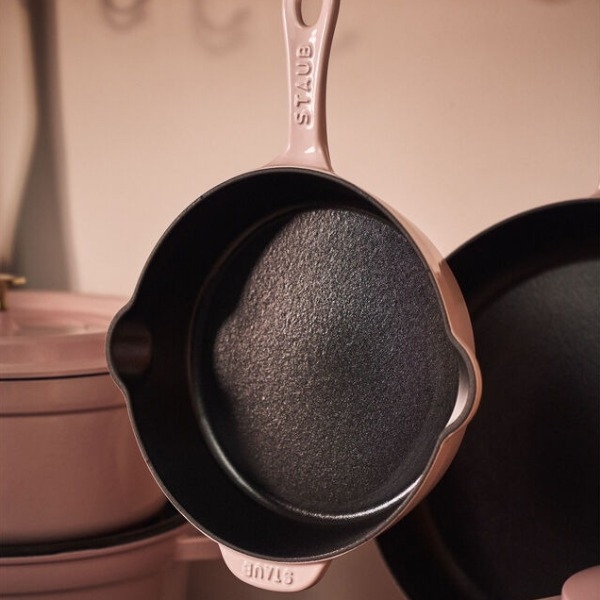 Chảo gang Staub có miệng rót 22cm 1.69L màu hồng Sorbet (1032974)